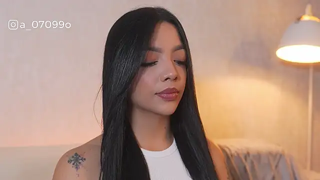 sarah hiill online show from December 17, 2025, 12:00 pm