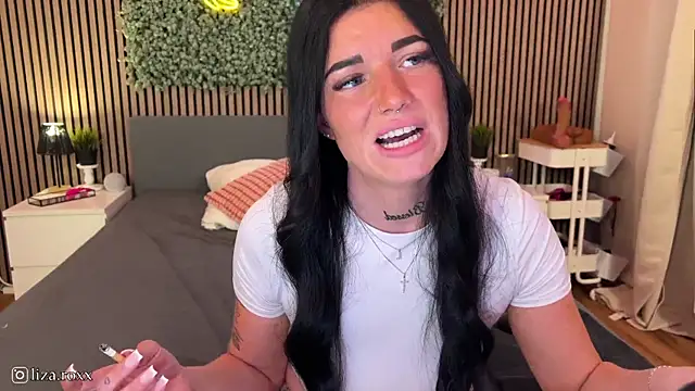 LizaRoxx online show from September 18, 2025, 7:05 pm