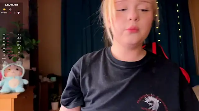 LisaLaas online show from October 3, 2025, 7:00 pm