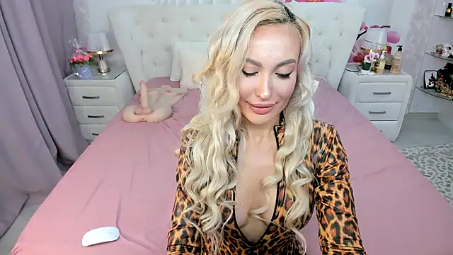 Snapshot of HottieSweetBritney chatting on April 17, 2026, 8:45 pm HottieSweetBritney online show from April 17, 2026, 8:45 pm