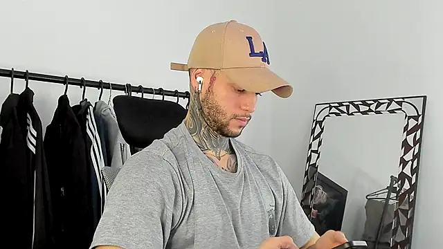  jamesleandros1 online show from December 14, 2025, 7:51 pm