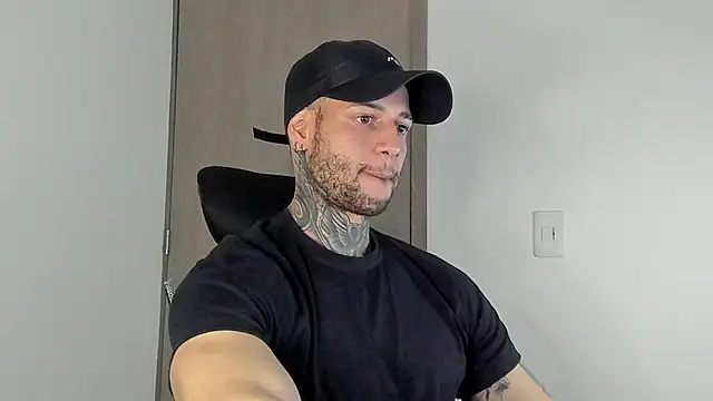  jamesleandros1 online show from January 9, 2026, 11:06 pm