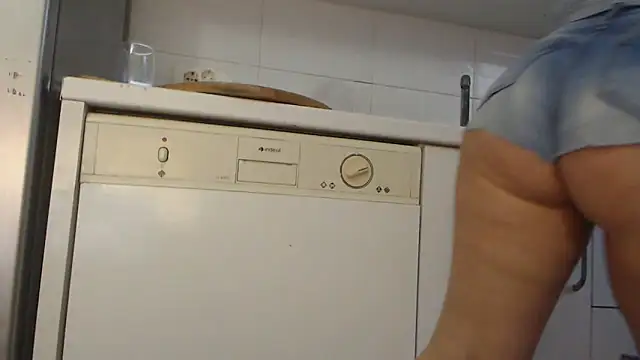 Snapshot of AnnaBellaLuckyXOXO chatting on March 23, 2025, 5:43 am AnnaBellaLuckyXOXO online show from March 23, 2025, 5:43 am