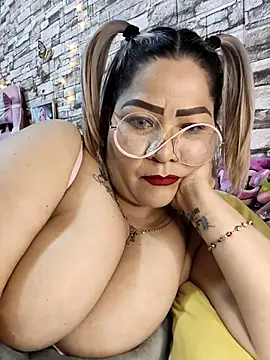 Dalessa Bigtits online show from April 16, 2026, 9:04 pm