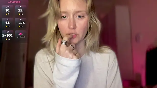 Snapshot of iilovetomatoes chatting on October 29, 2025, 7:59 pm iilovetomatoes online show from October 29, 2025, 7:59 pm