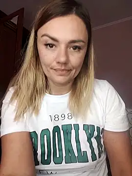 Snapshot of KrissSexi chatting on October 5, 2025, 11:08 am KrissSexi online show from October 5, 2025, 11:08 am