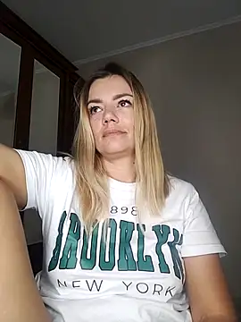 Snapshot of KrissSexi chatting on October 6, 2025, 2:31 am KrissSexi online show from October 6, 2025, 2:31 am