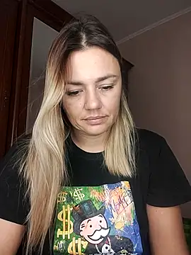 Snapshot of KrissSexi chatting on October 15, 2025, 4:56 am KrissSexi online show from October 15, 2025, 4:56 am