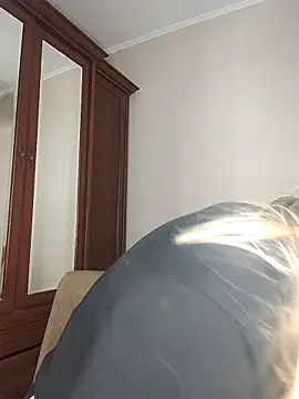 Snapshot of KrissSexi chatting on October 17, 2025, 7:16 pm KrissSexi online show from October 17, 2025, 7:16 pm