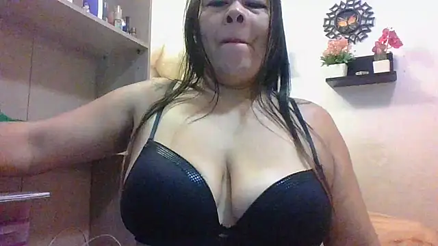 Snapshot of ChiaraFioree chatting on October 9, 2025, 9:13 pm ChiaraFioree online show from October 9, 2025, 9:13 pm