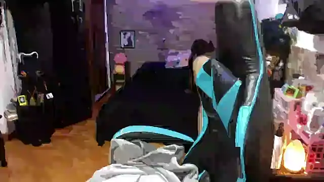 Snapshot of AngelaQueen_ chatting on April 5, 2026, 4:37 pm AngelaQueen online show from April 5, 2026, 4:37 pm