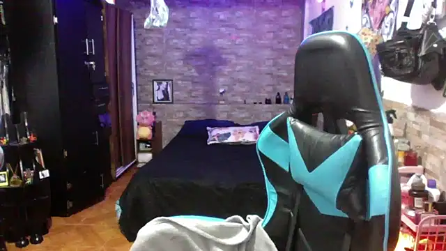 Snapshot of AngelaQueen_ chatting on April 26, 2026, 4:37 pm AngelaQueen online show from April 26, 2026, 4:37 pm