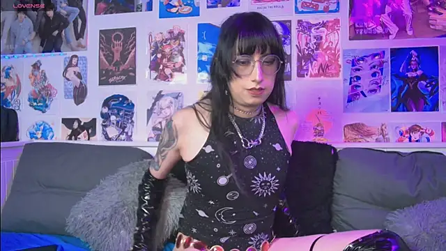 snowblack  online show from September 10, 2025, 2:28 pm