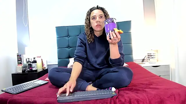 charlott lens online show from November 18, 2025, 4:55 pm