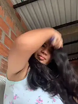 moncerrat luna online show from February 19, 2025, 1:39 pm