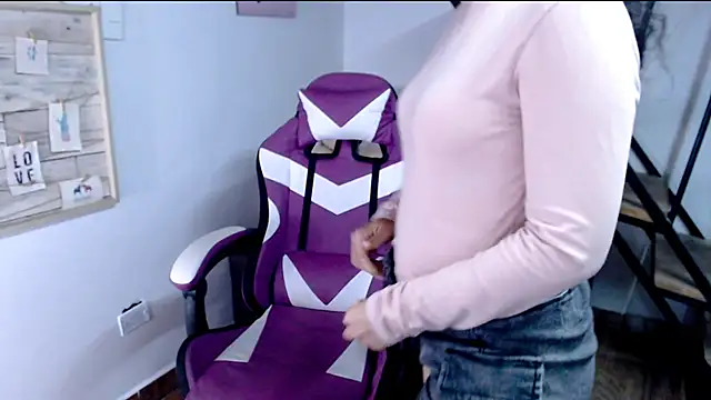 samantha baby  online show from September 29, 2025, 8:02 pm