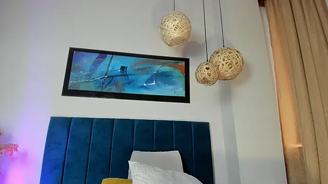 NoraDasilva online show from November 30, 2025, 2:10 pm