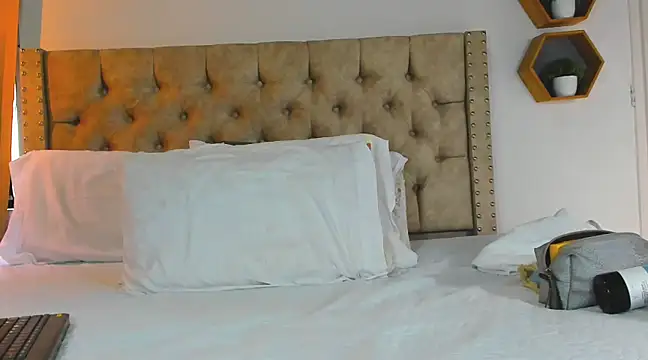 KeryHillson online show from March 15, 2025, 1:51 pm