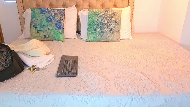 KeryHillson online show from October 26, 2025, 2:34 pm