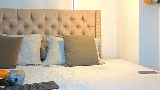 KeryHillson online show from November 12, 2025, 11:54 am