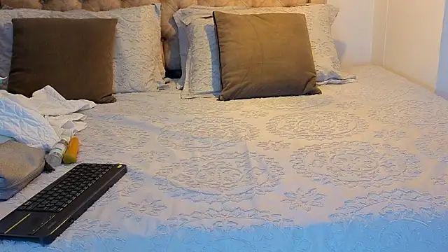 KeryHillson online show from November 22, 2025, 12:48 pm