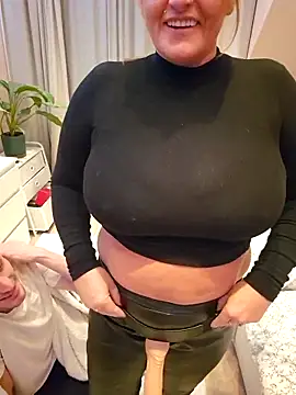 Isabellaa04 online show from November 14, 2025, 3:44 pm