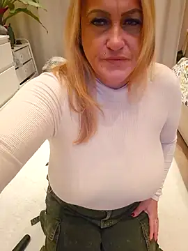 Isabellaa04 online show from November 28, 2025, 6:43 pm