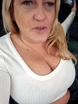 Isabellaa04 online show from December 21, 2025, 1:07 pm