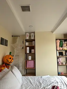 Nicollemays online show from October 22, 2025, 2:17 pm