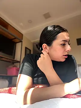 Nicollemays online show from November 7, 2025, 2:28 pm