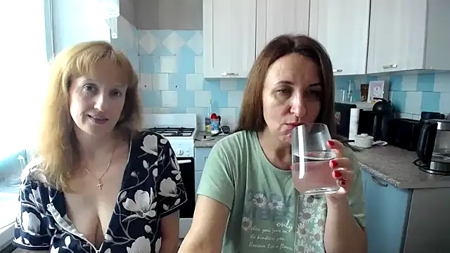 DonnaMagdalena online show from September 10, 2025, 7:52 am