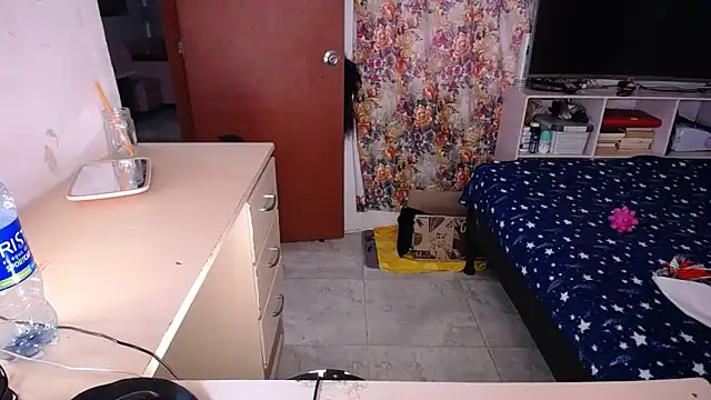 yselahot online show from March 7, 2025, 11:27 pm