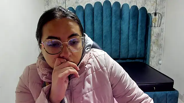 nalalye cruzz  online show from September 19, 2025, 2:24 am