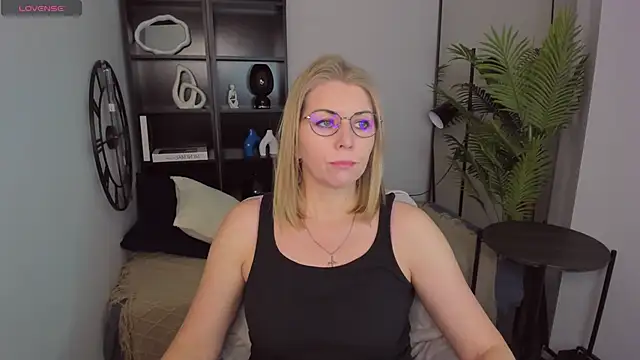 Annie Light online show from March 21, 2025, 5:32 am