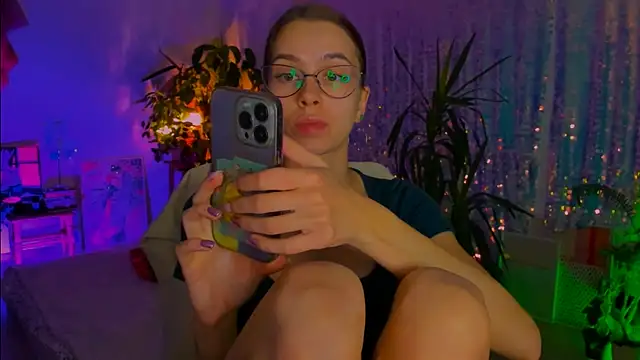 poli   online show from November 24, 2025, 7:24 pm