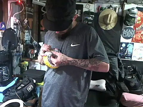 Snapshot of CloudDadddyyy420 chatting on December 25, 2024, 4:22 am CloudDadddyyy420 online show from December 25, 2024, 4:22 am