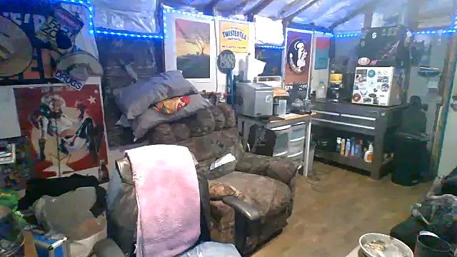 Snapshot of CloudDadddyyy420 chatting on October 11, 2025, 8:35 am CloudDadddyyy420 online show from October 11, 2025, 8:35 am