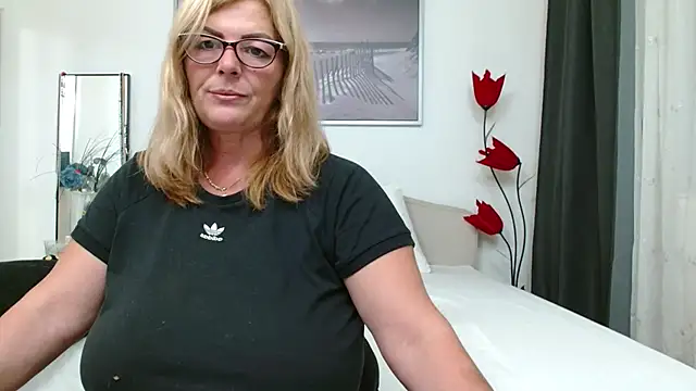 Snapshot of YulliaMilf chatting on November 7, 2025, 3:12 pm YulliaMilf online show from November 7, 2025, 3:12 pm