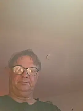 Snapshot of Seltsamoder chatting on November 18, 2025, 4:28 am Seltsamoder online show from November 18, 2025, 4:28 am