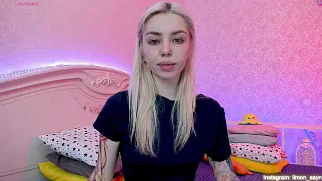 LillyMoure  online show from February 4, 2025, 11:59 pm