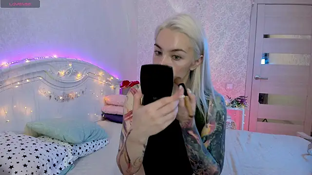 LillyMoure  online show from September 19, 2025, 11:38 pm