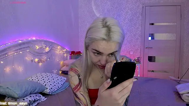 LillyMoure  online show from September 27, 2025, 11:32 pm