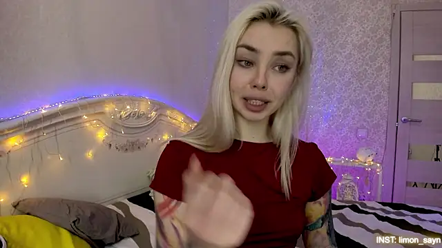 Snapshot of LillyMoure_ chatting on February 3, 2026, 2:53 am LillyMoure online show from February 3, 2026, 2:53 am