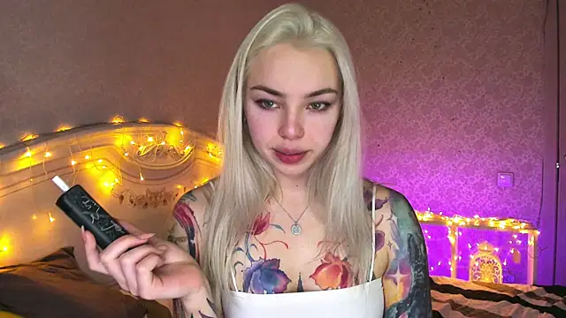 Snapshot of LillyMoure_ chatting on February 5, 2026, 1:10 am LillyMoure online show from February 5, 2026, 1:10 am