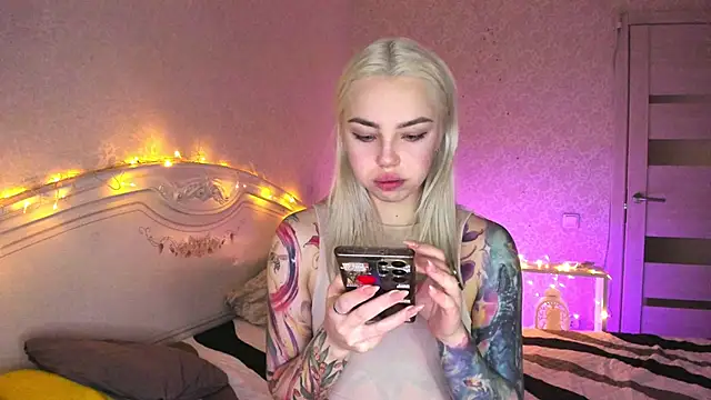 Snapshot of LillyMoure_ chatting on February 5, 2026, 11:09 pm LillyMoure online show from February 5, 2026, 11:09 pm