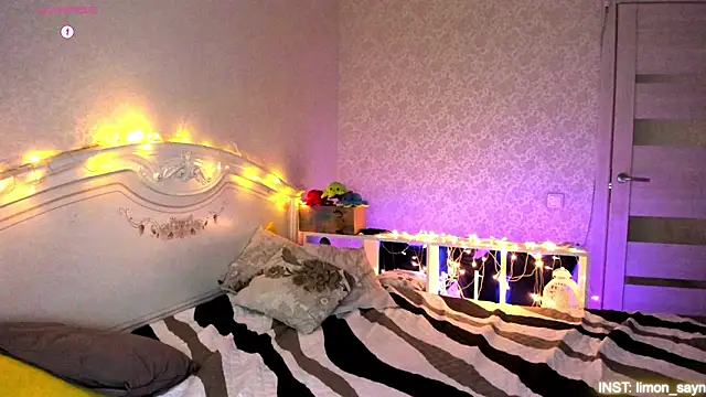 Snapshot of LillyMoure_ chatting on February 13, 2026, 11:01 pm LillyMoure online show from February 13, 2026, 11:01 pm