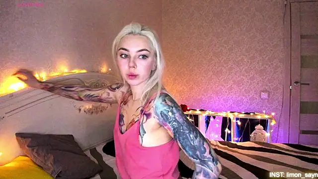 Snapshot of LillyMoure_ chatting on February 14, 2026, 10:50 pm LillyMoure online show from February 14, 2026, 10:50 pm