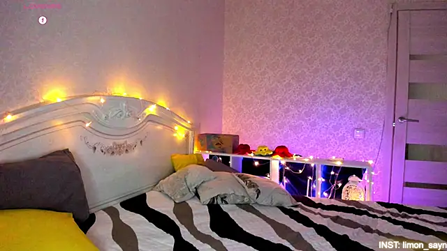 Snapshot of LillyMoure_ chatting on February 16, 2026, 10:39 pm LillyMoure online show from February 16, 2026, 10:39 pm