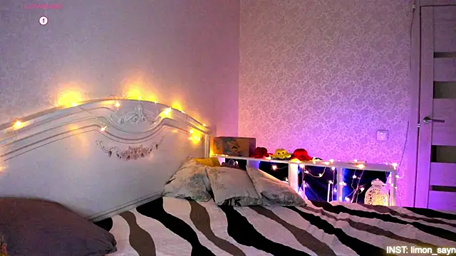 Snapshot of LillyMoure_ chatting on February 17, 2026, 11:11 pm LillyMoure online show from February 17, 2026, 11:11 pm