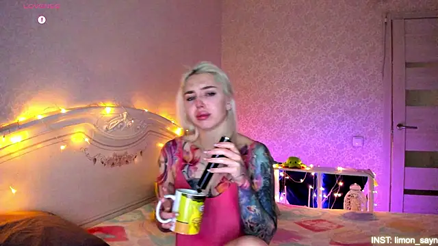 Snapshot of LillyMoure_ chatting on February 26, 2026, 11:04 pm LillyMoure online show from February 26, 2026, 11:04 pm